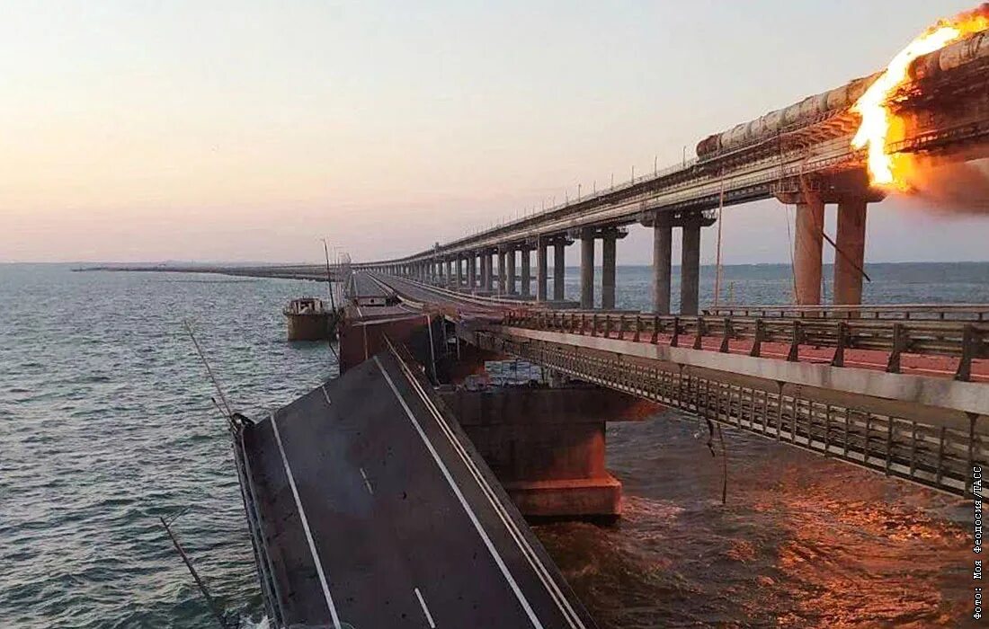 Крымский мост через Керченский пролив. Крымский мост взорвали 2022. Мост Керченский пролив. Подрыв Крымского моста 2022.