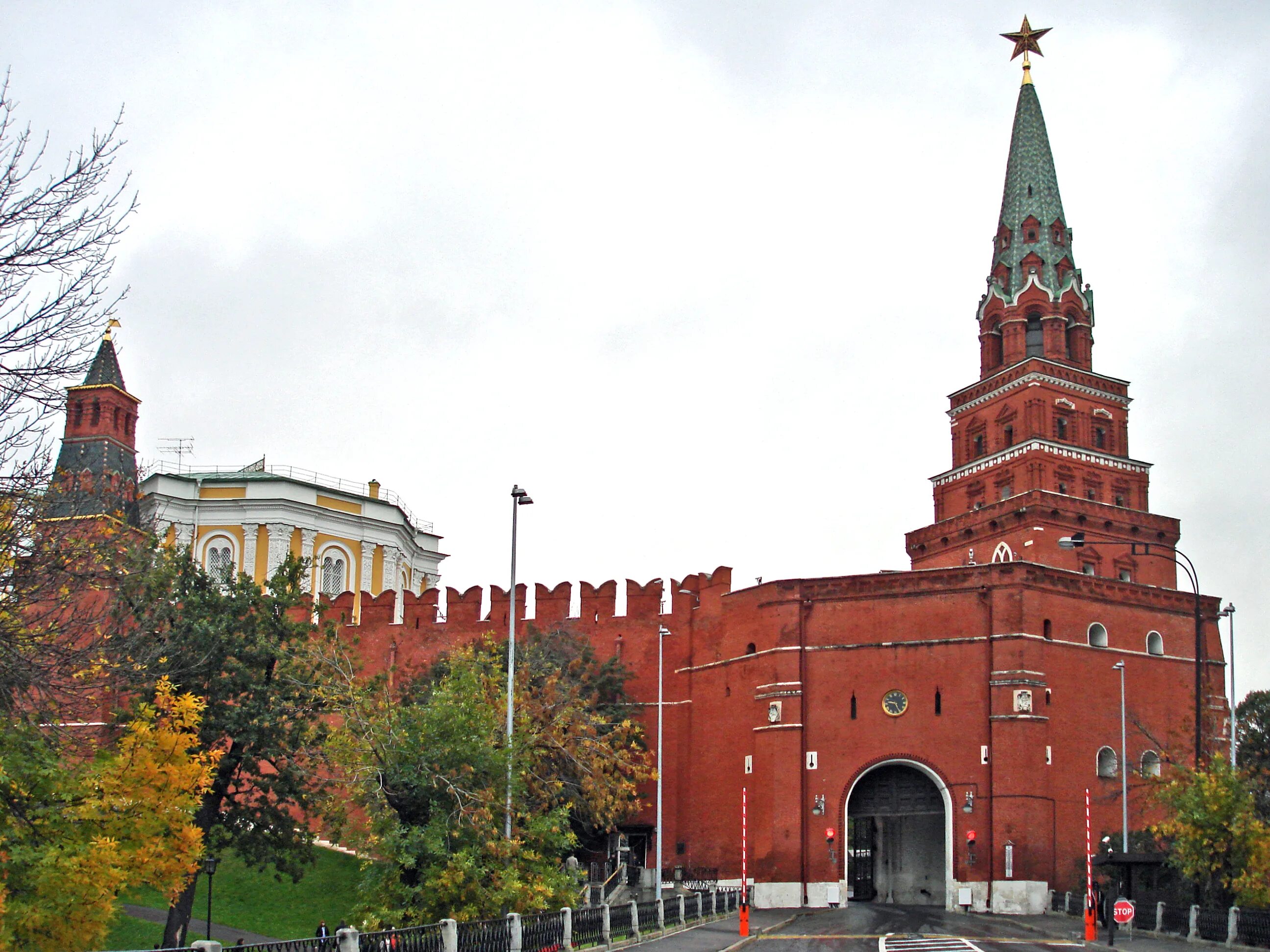 Самое высокое здание кремля. Комендантская башня Московского Кремля. Оружейная башня Московского Кремля. Боровицкая башня Московского Кремля. Боровицкие ворота Кремля Оружейная палата.