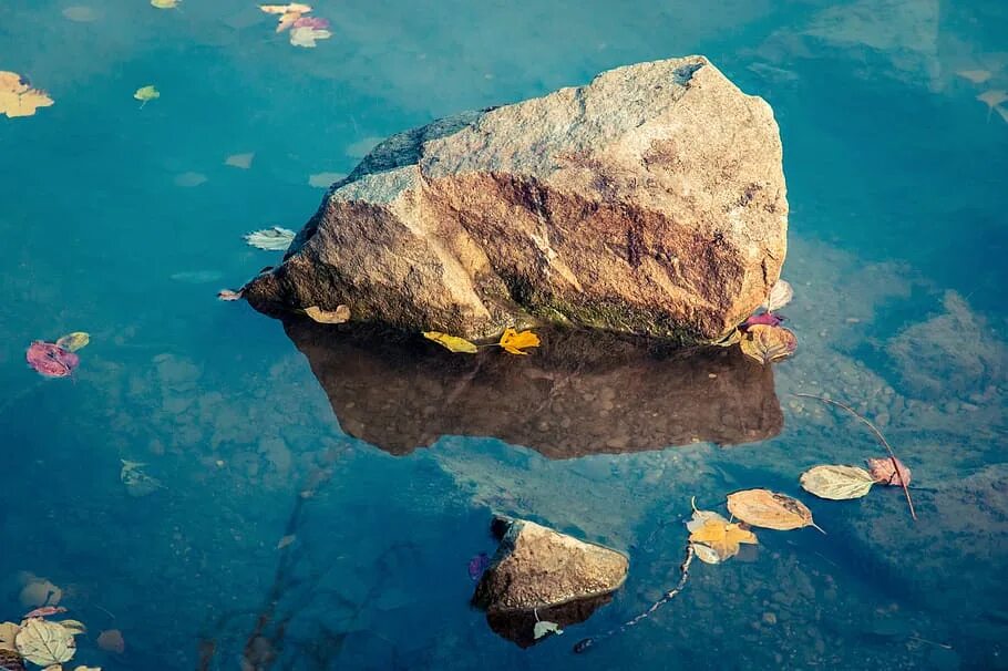 Какой камень плавает. Камни в воде. Валун в воде. Крупные камни в воде. Отражение камней в воде.