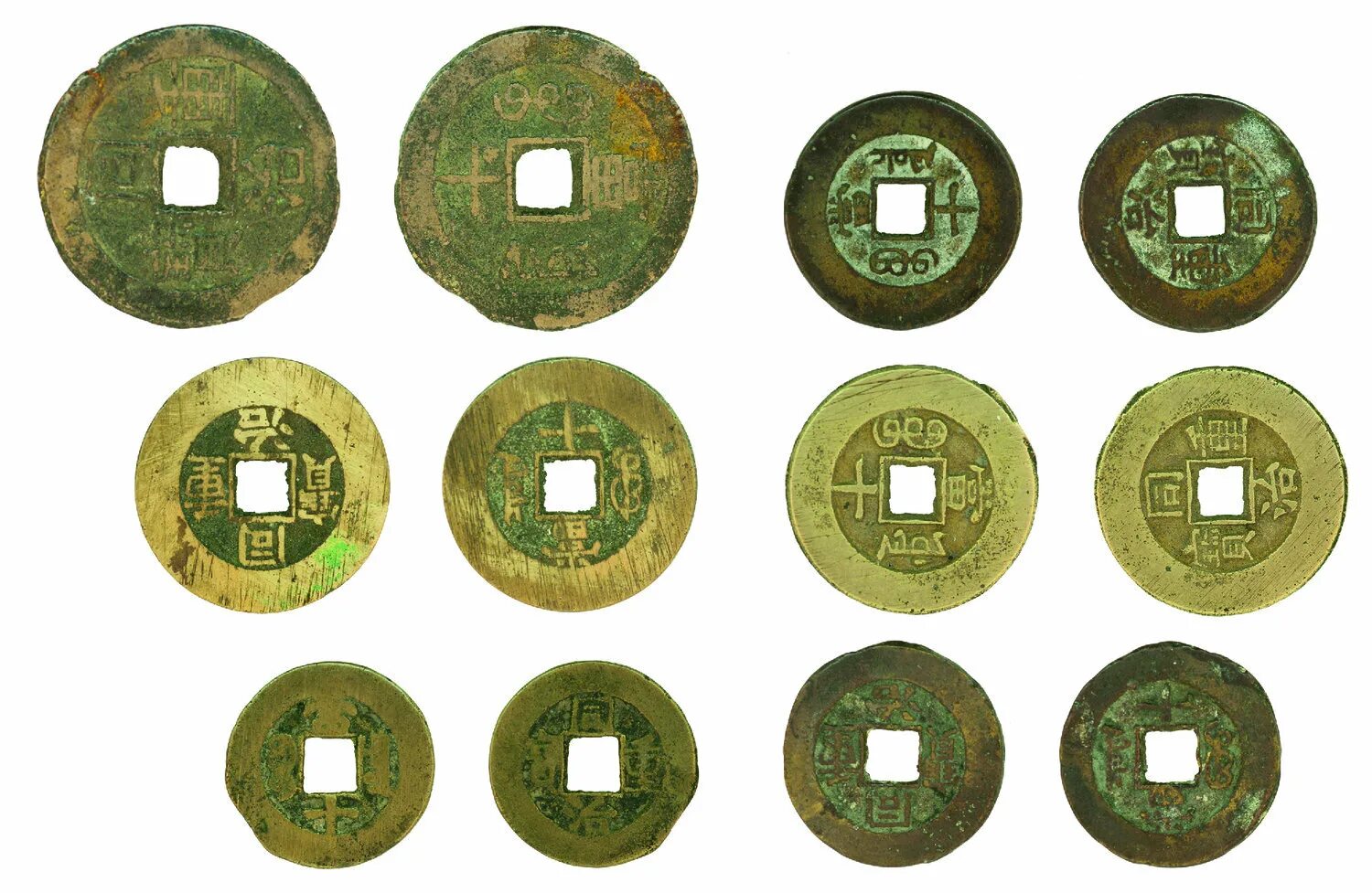 Монеты с отверстием. Древние монеты с отверстием. Монета с дыркой. Монета с квадратным отверстием. Древние китайские монеты с квадратным отверстием.