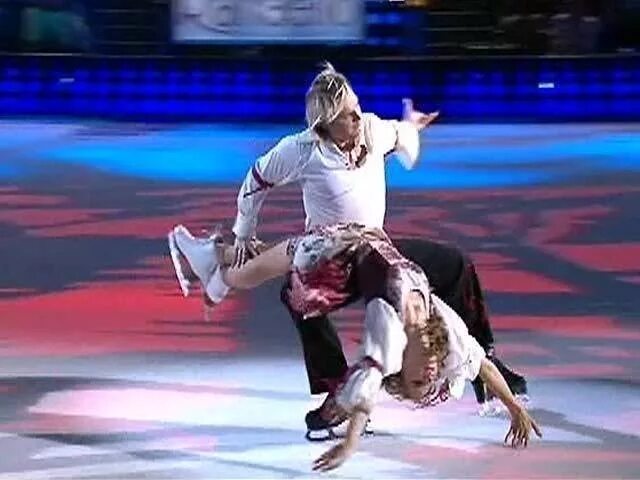 Шоу лед и пламя. Шоу лед и пламя. Шоу на льду. Сихарулидзе антон танцы соизвещдами. Лед и пламень телепередача заставка фото.