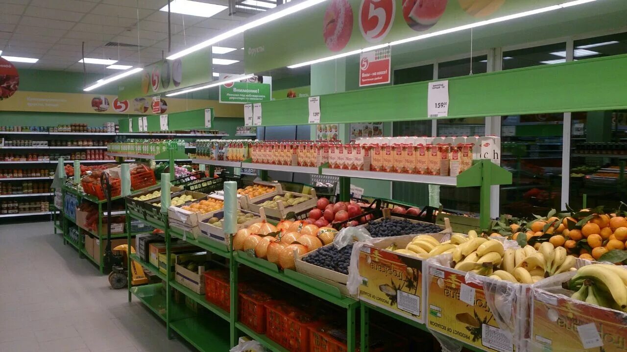 Пятерочка где продукты. Торговые сети. продуктовый магазин пятерочка. магазин продуктов пятерочка. пятерочка прилавки.