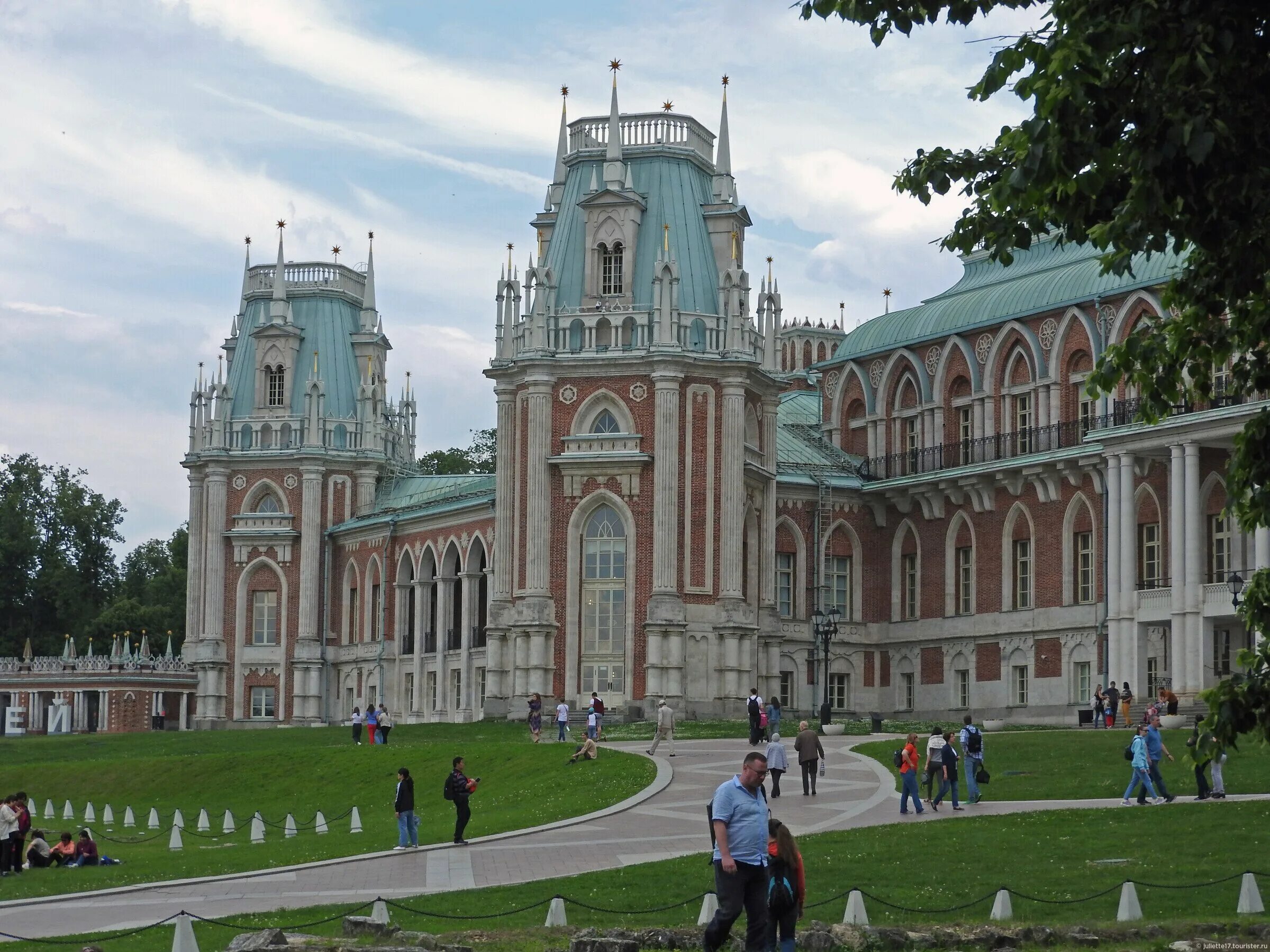 Дворец царицыно в москве. Баженов Царицынский дворец. Ансамбль Царицыно Баженов. Царицыно дворцово-парковый ансамбль большой дворец. Царицыно музей-заповедник.