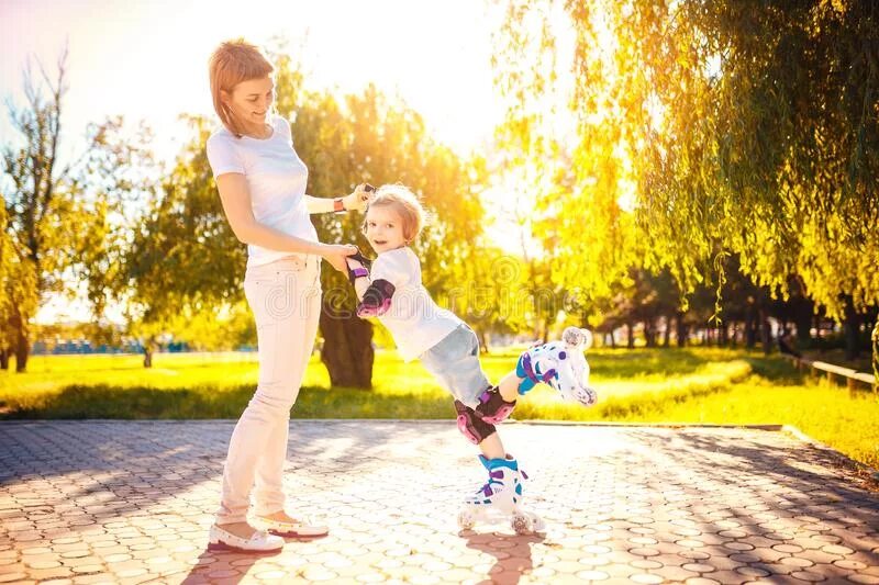 Мамашка ролик. Мама и дочка на роликах фото. Фотосессия мама с дочкой на улице на роликах. Ребенок на роликах мама с дочкой. Прогулка дочери с мамой картинка на роликах.