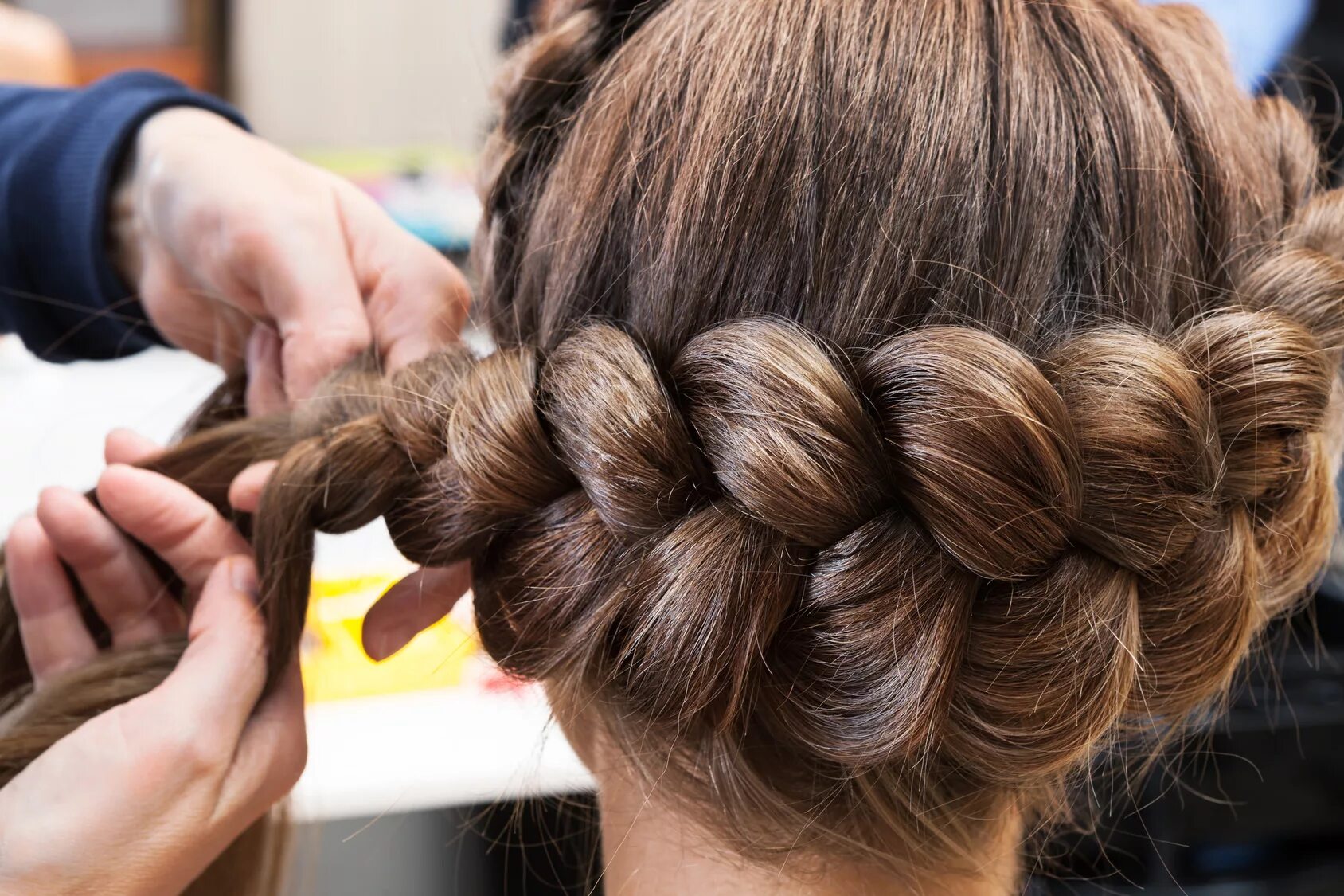 Косичка мастер класс. Косичка мастер класс. Французские косы. Плетение косичек с ленточками. Косы плетение мастер класс.