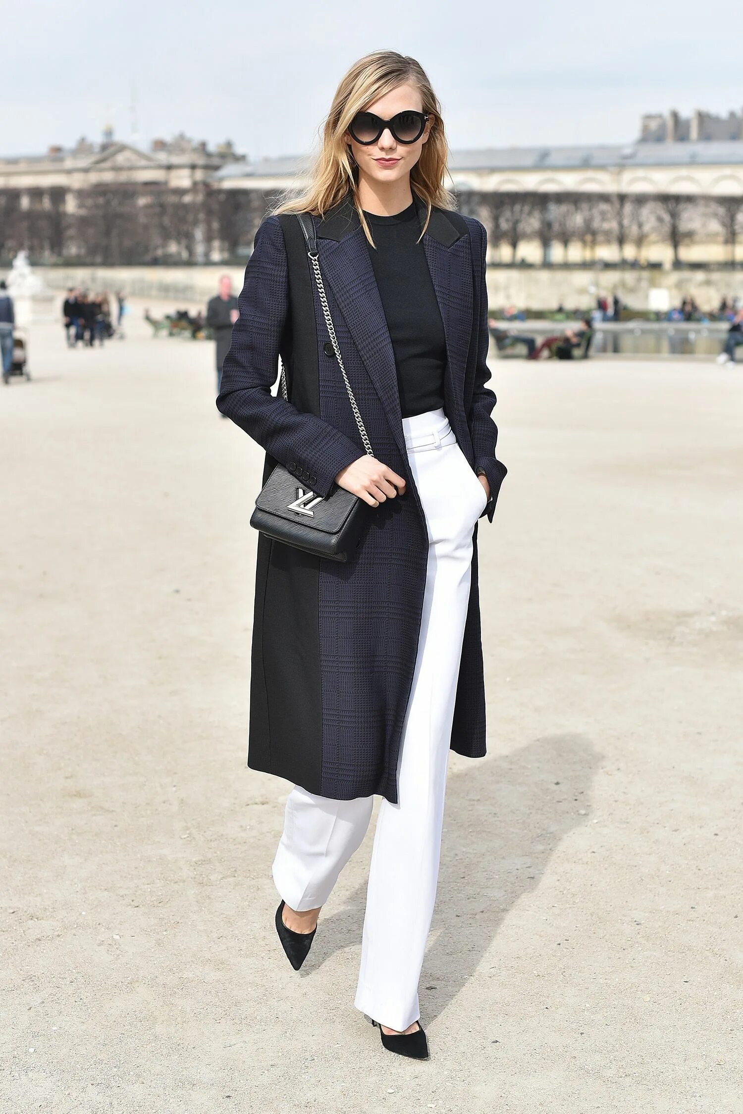 Черное пальто и белые брюки. Элегантный образ. Стильный образ для женщины 40 лет. Стильные образы 40+ для женщин. Монохромный образ.
