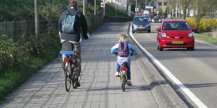 при отсутствии тротуаров, пешеходных дорожек или обочин,. пешеходная и велосипедная дорожка. велосипедист на тротуаре. пдд для велосипедистов. велопешеходная дорожка.