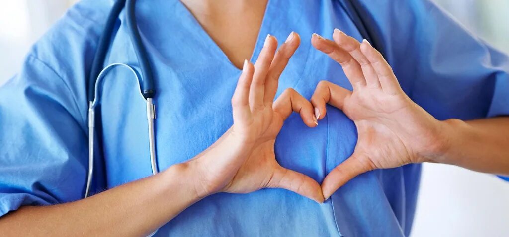 Огромное сердце. Фотосессия с сердцем. Сердце в руках. Энергия сердца. Блок страшный мир стихи.