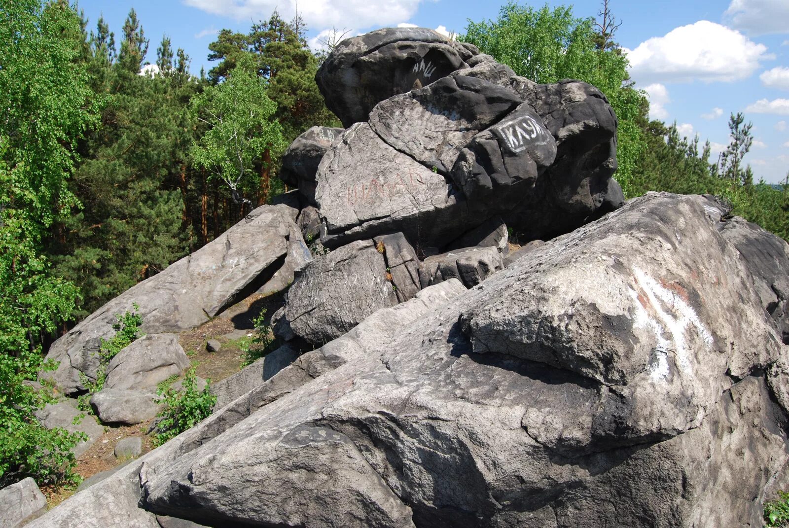 Stone екатеринбург. Гора писаница Северка. Соколиный камень Северка Свердловская область. Северская писаница Екатеринбург. Гора Соколиный камень Екатеринбург.