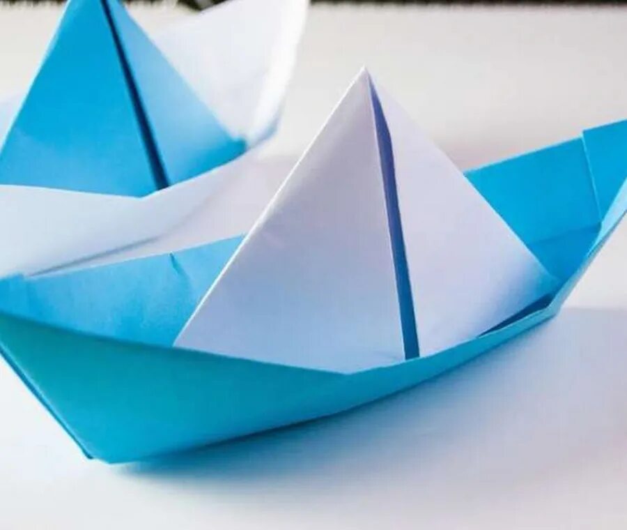 Кораблик из бумаги легко. Бумажный кораблик. Оригами кораблик. Оригами корабль. Оригами парусник.