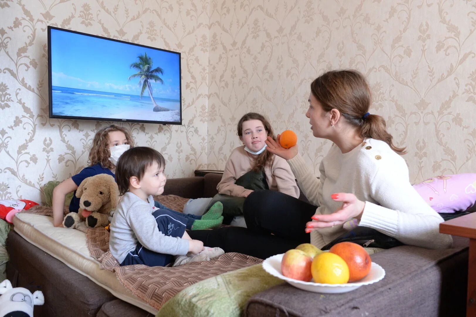 Ребенок в семье. Пособия на детей. Сбережения семьи. Детские пособия деньги. Ребенок в школе с деньгами.