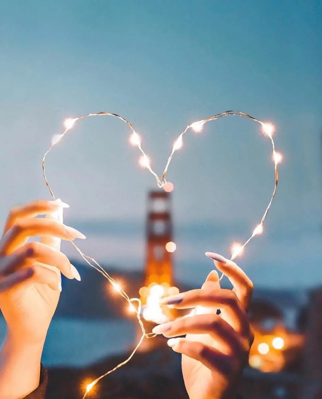 Зажигая счастья огни. Женская рука с бенгальским огнем. Бенгальские огни на улице. Бенгальские огни зажигают. Фейерверк в руках.