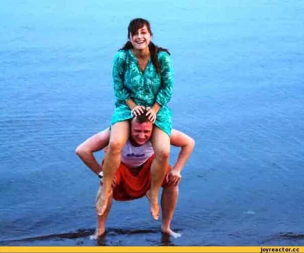 Оседлать человека. Девушка смдми на шее парня. Женщина сидит на плечах у мужчины. Девушка сидит на мужчине. Жена села.