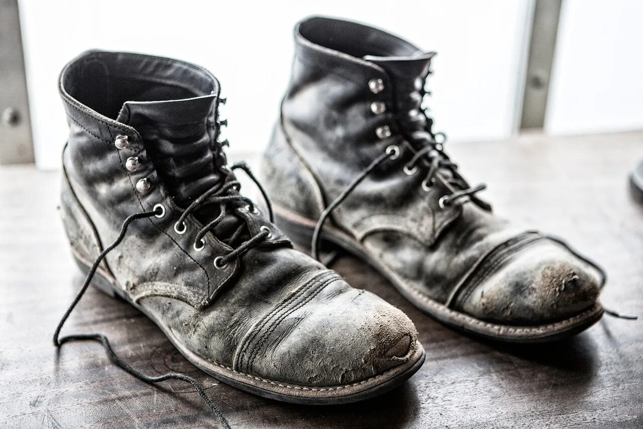 Старые ботинки. Red wing iron ranger black. red wing iron ranger 8111 style. red wings ботинки. red wing iron ranger black style.