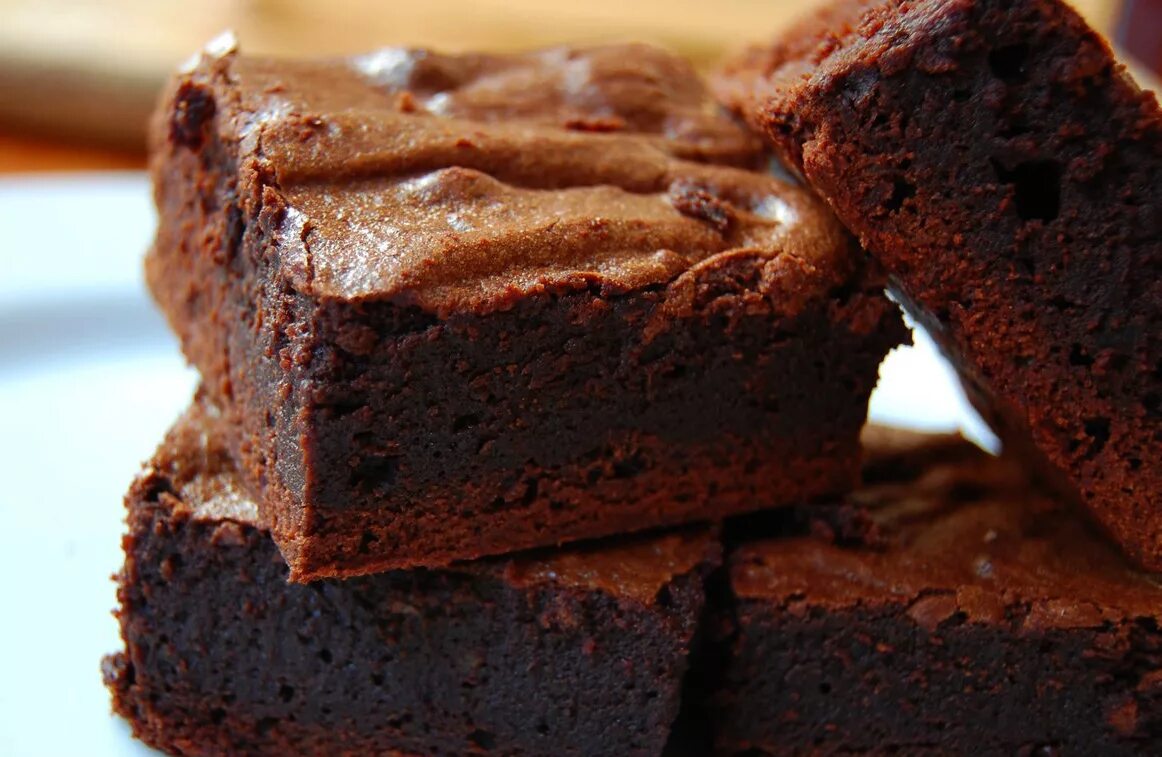 Рецепт брауни шоколадный в духовке. Шоколадное пирожное брауни. шоколадный брауни классический. пирог брауни шоколадный. шоколадный брауни манник.