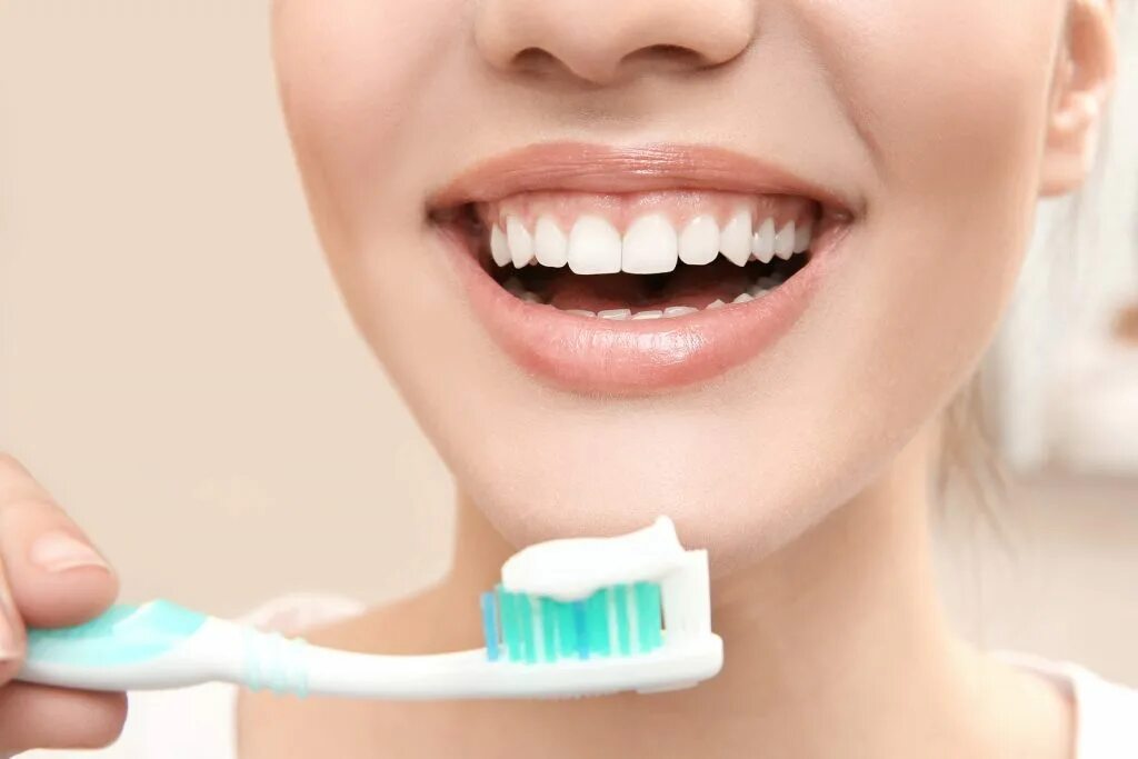 Гигиена полости рта зубные щетки. Зубная щетка для отбеливания зубов. Зуб с щеткой. Зубы и зубная паста.