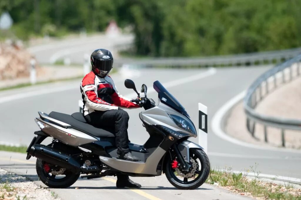 Kymco Xciting. Скутер похожий на мотоцикл. Электромотоциклы категории м. Мопед похожий на байк. Скутеры категории б