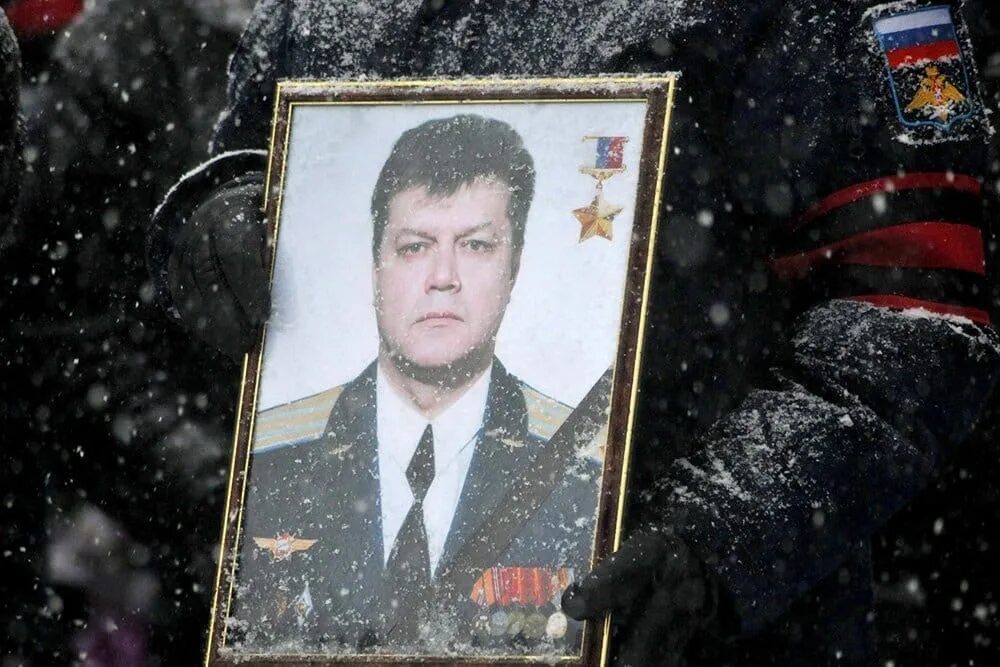 Олег пешков летчик похороны. Летчиком олегом пешковым. Су-24 олег пешков. Олег пешков летчик сирия. Пилот сбитый в сирии олег пешков.