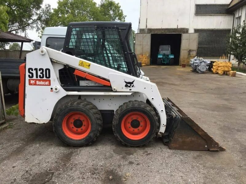 Bobcat s130. Погрузчик bobcat s130. bobcat s850. бобкэт маленький погрузчик. мини погрузчик бобкат самый маленький.