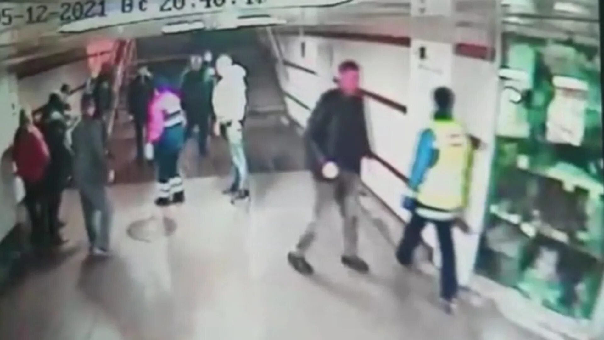 полицию бьют мужчина на улице фото. банда подростков санкт петербург. женщина нападает на прохожих. в белгороде избивают прохожих. задержание диверсантов в белгороде.