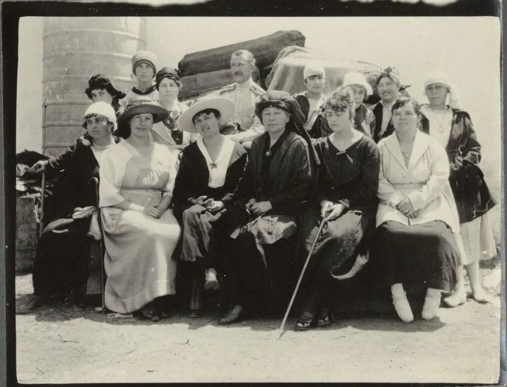 Белые эмигранты. Белоэмигранты первой волны париж. Белые эмигранты. Белая эмиграция из крыма. Эвакуация белой армии из крыма в 1920.