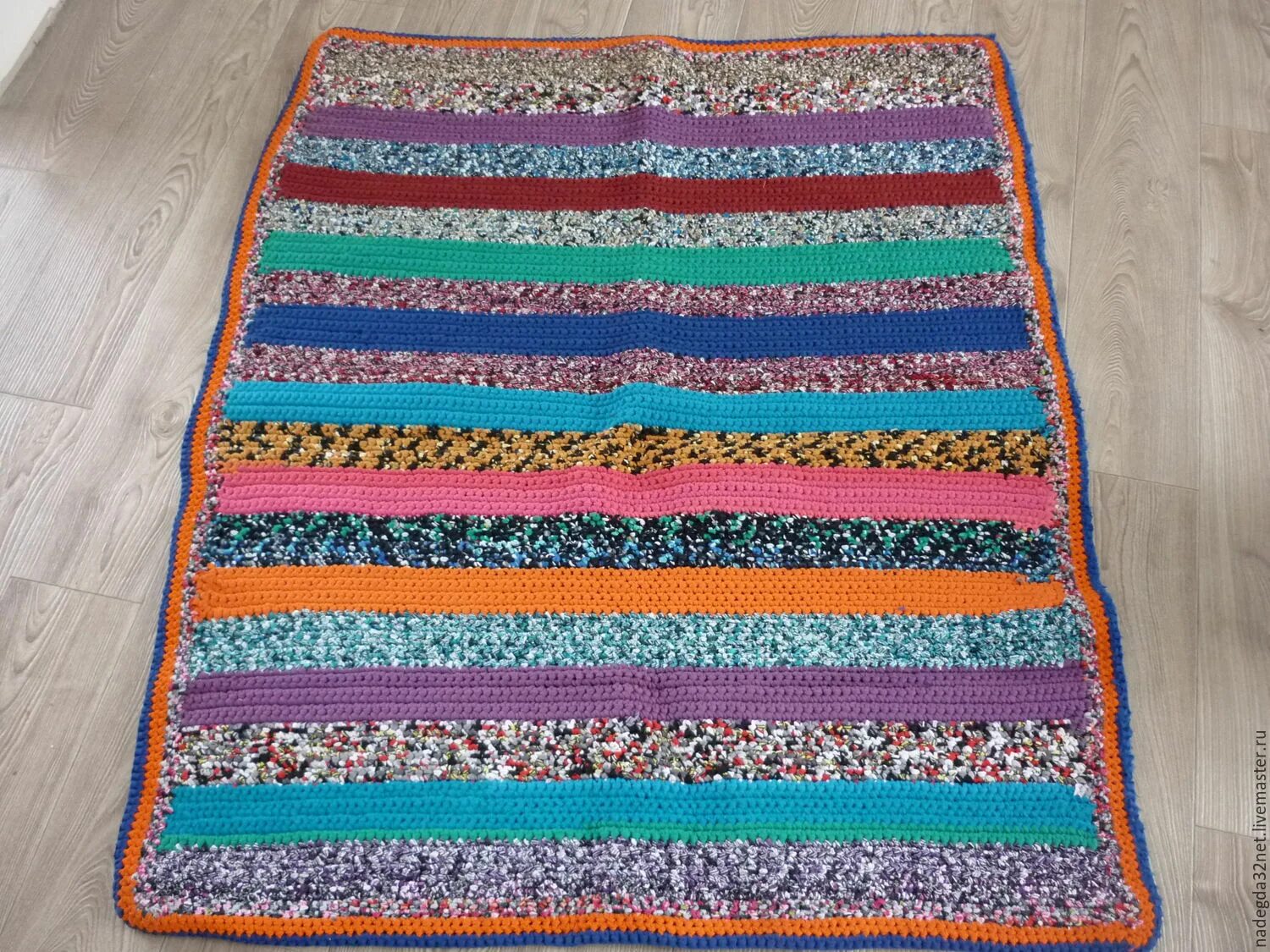 Разноцветный коврик крючком. Коврик крючком. Коврик прямоугольный. Коврик крючком. Прямоугольный коврик крючком из старых.