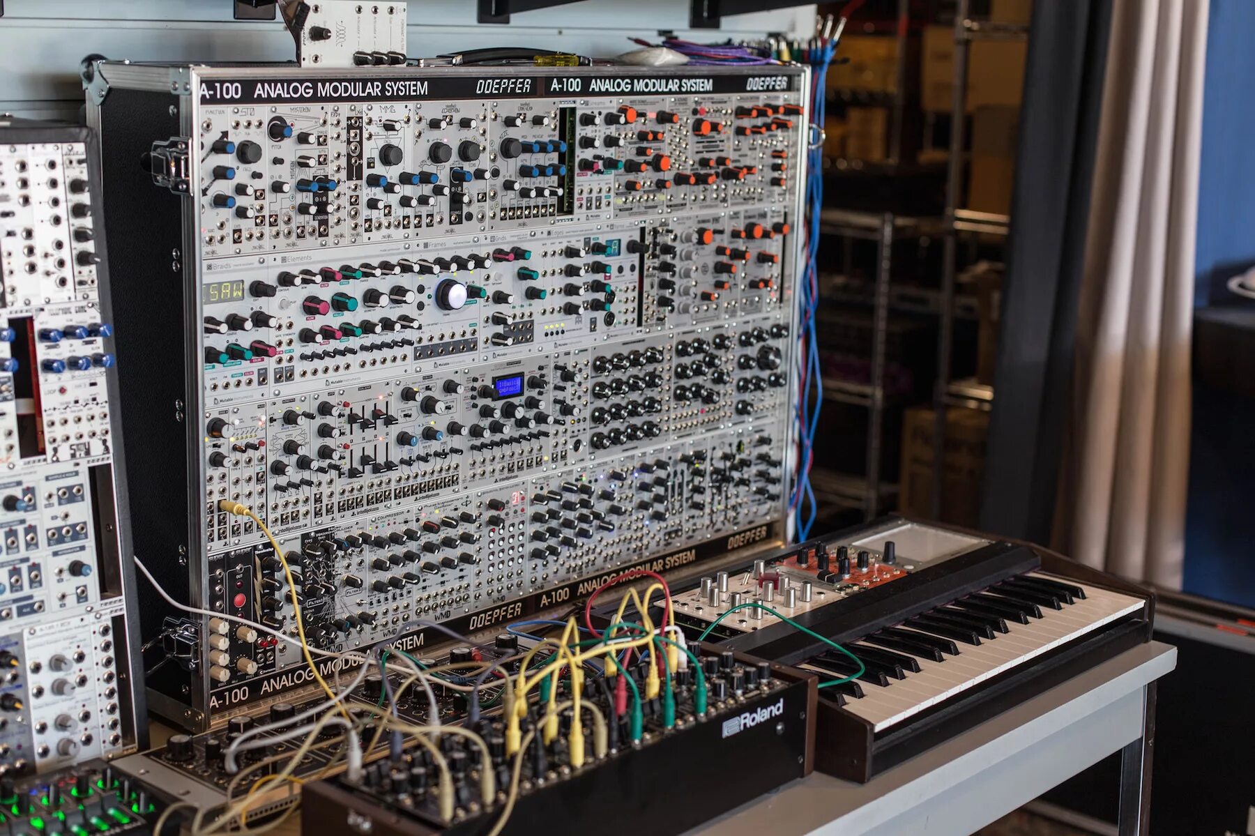 Modular system. Eurorack modular switch. модуляр синтезатор. модульный синтезатор. музыкальное оборудование.
