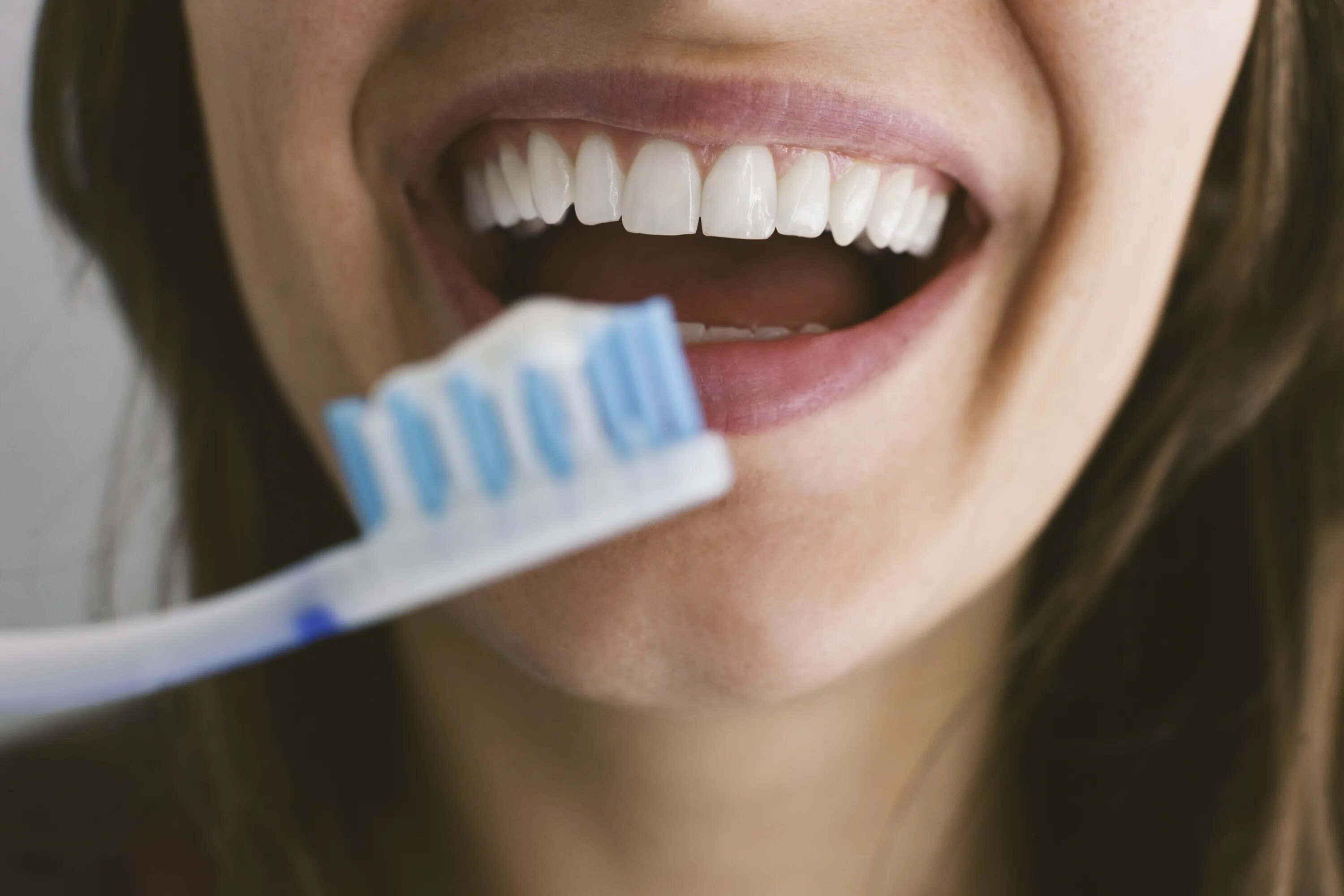 Когда лучше чистить зубы. Чистим зубы!. Зубная паста. Чистка зубов щеткой. Стоматолог с зубной щеткой.