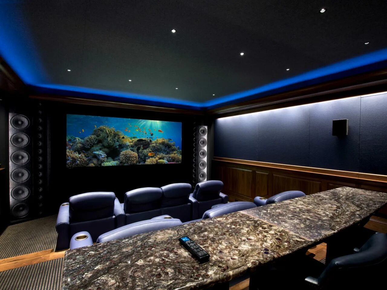 Home theater 2. Домашний кинотеатр. Домашний кинотеатр интерьер. Домашний кинотеатр в частном доме. Подсветка для домашнего кинотеатра.