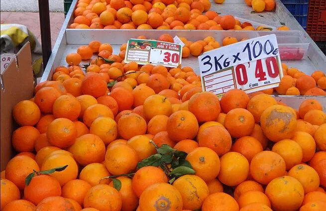 Апельсины страны производители. Апельсины на рынке. Апельсин базар. Цитрусовые рынок. Магазин апельсин.