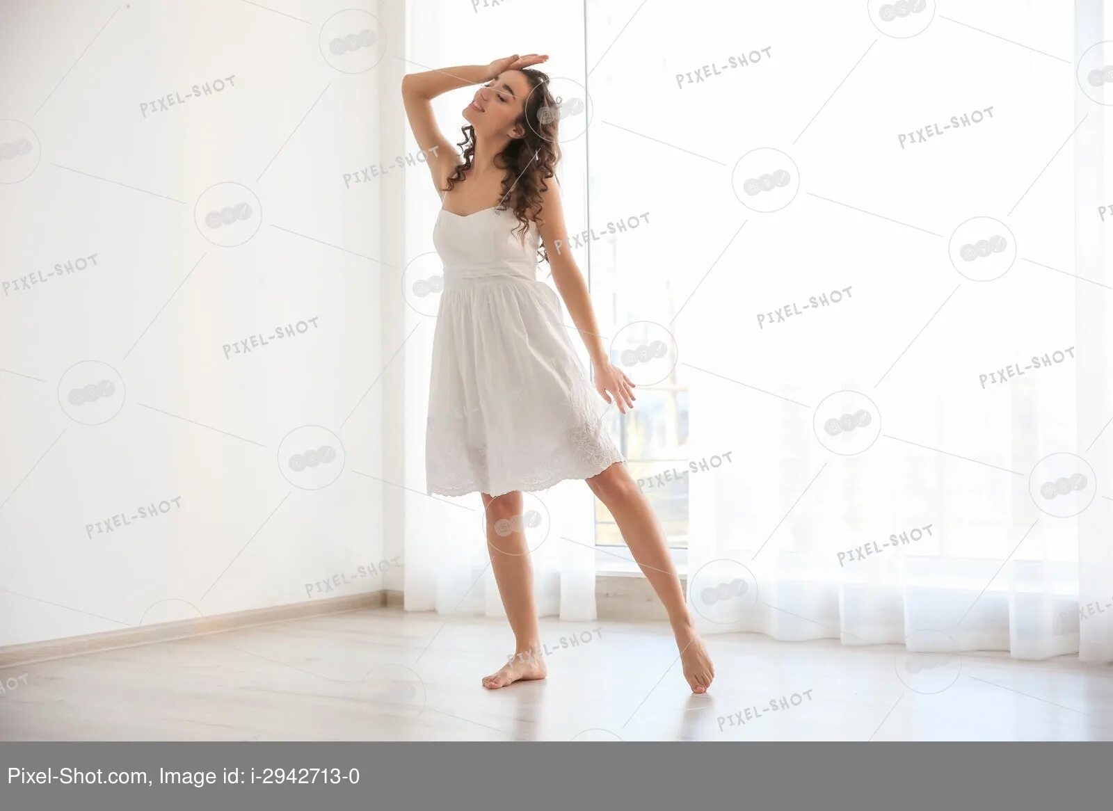 Девушка в белом платье танцует. Девочка в платье танцует дома. Девушка танцует в белом платье с ней парень. Фотосессия беременности черно-белый сарафан в студии.