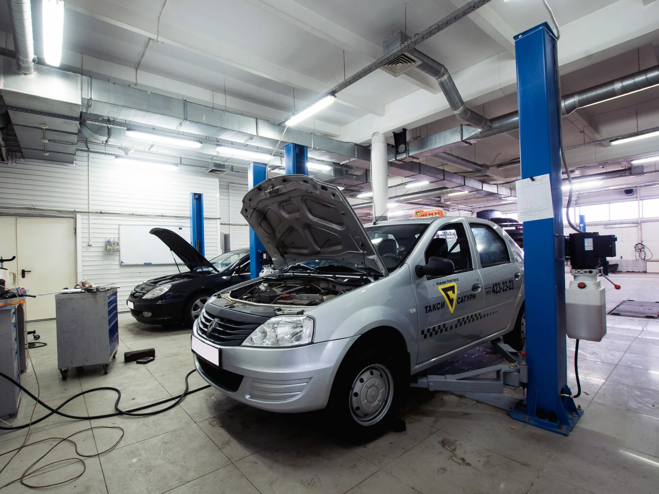 Renault обслуживание. Автосервис KMD France. Рено Логан в автосервисе. Машина в автосервисе. Автосервис Рено.