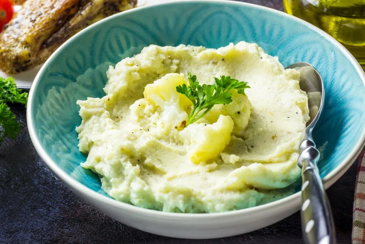 Пюре из картофеля и капусты. Пюре. разноцветное картофельное пюре. пюре цветная капуста. картофельное пюре с цветной капустой.