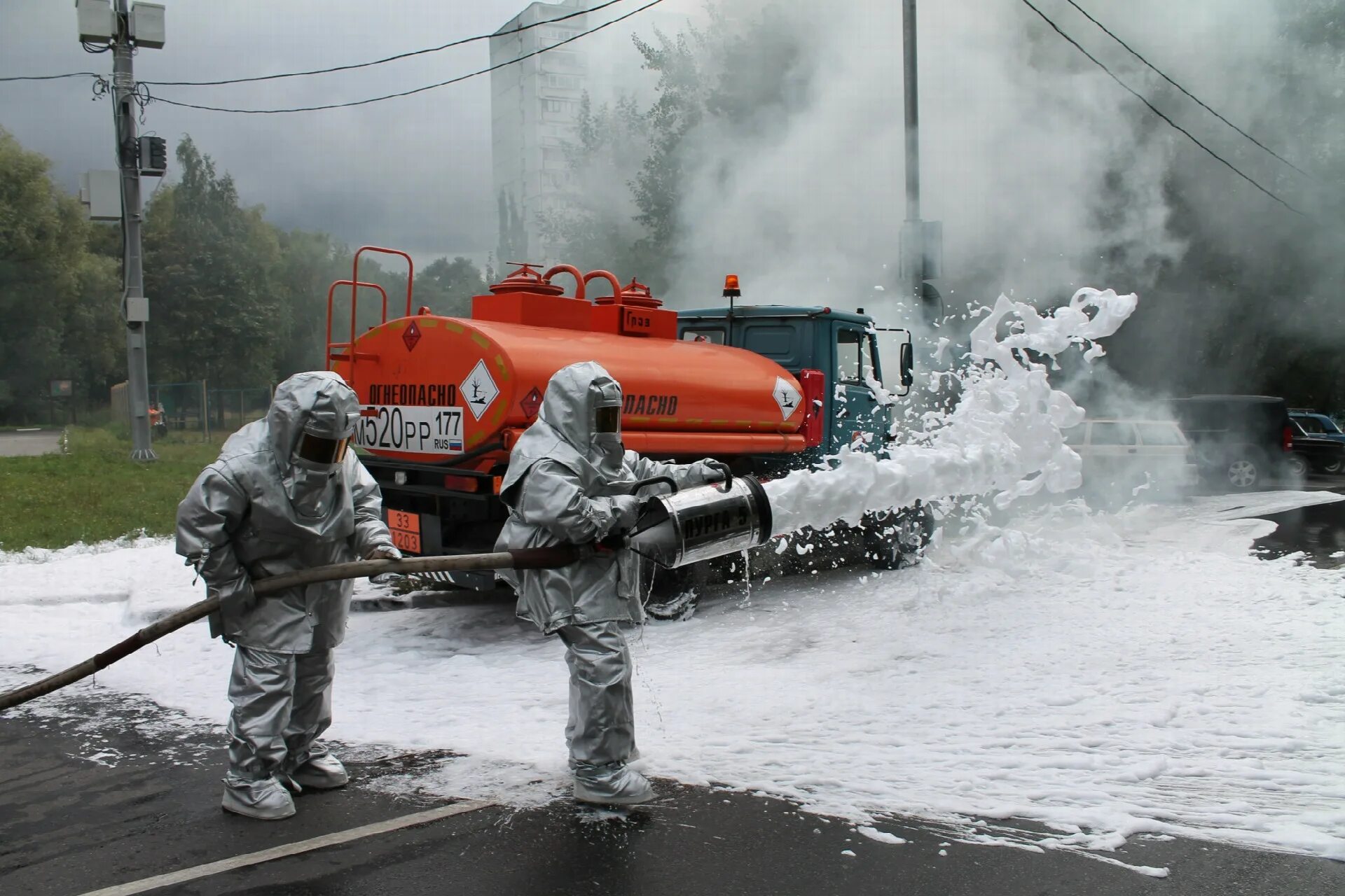 резервуарный парк в нефтяной промышленности. пожарная охрана. тушения пожаров на опасных объектах. аварии с выбросом (угрозой выброса) химически опасных веществ (хов). тушение пожара на заводе.