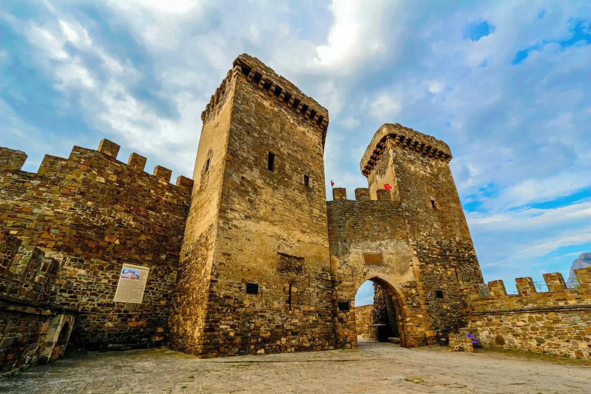 Замок мендоса испания. Сорокская крепость. Феодальный замок бодиам. Башня. Крепостная стена рыцарского замка.