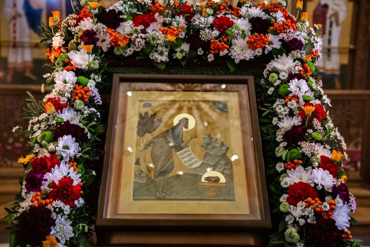 украшение икон живыми. храмовая флористика на спас. храмовая флористика преображение господне. украшение икон живыми. украшение икон живыми.