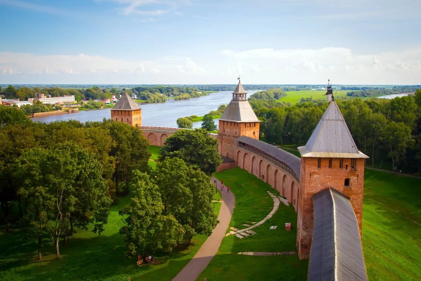 Новгородский Кремль (Новгородский Детинец). Великий Новгород Кремль. Новгородский Детинец достопримечательности Великого Новгорода. Нижний Новгород Кремль Детинец.