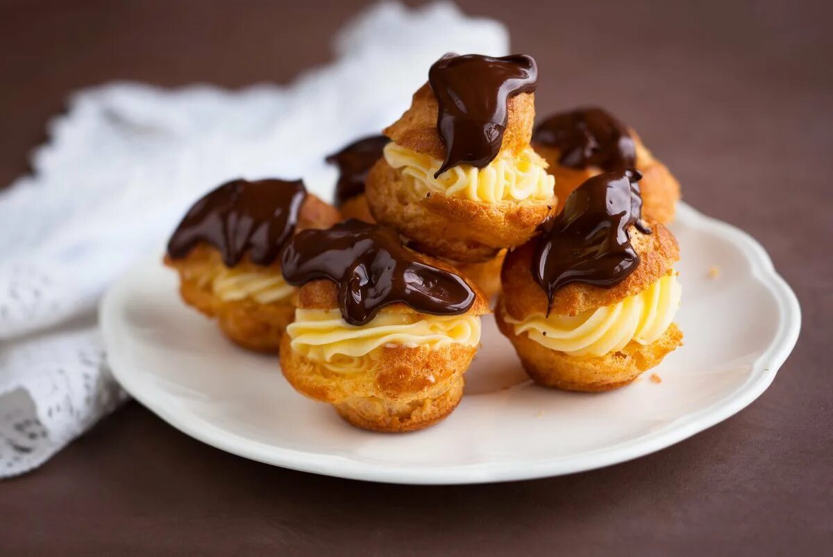 Рецепт эклеров с заварным кремом. Профитроли — les profiterole. заварные профитроли эклеры. пирожное заварное профитроли. профитроли с заварным.