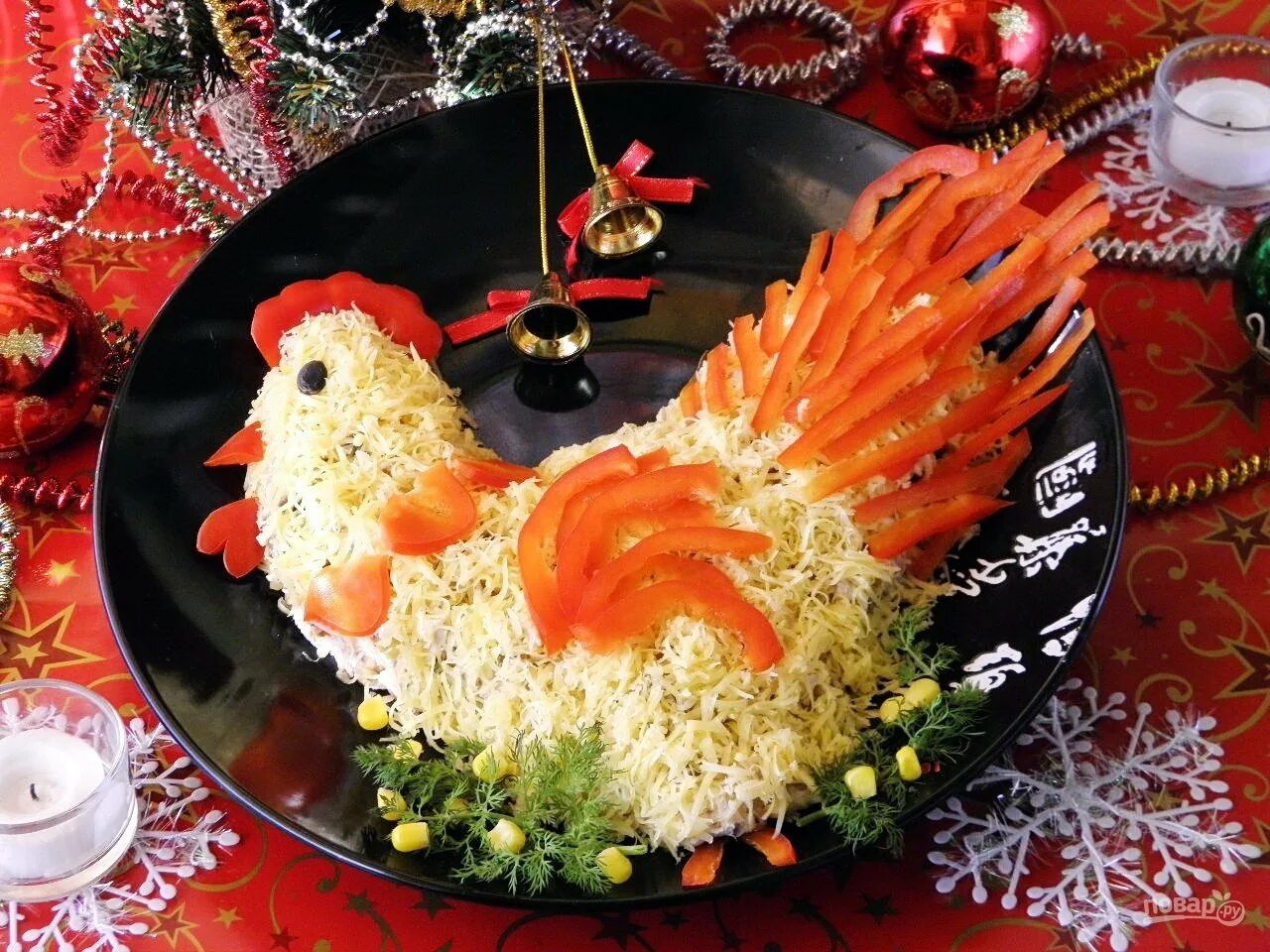 Еда на новый год. Новогодний салат "рождественский венок" и "ёлочка". Украшение салата часы на новый год. Блюда на новогодний стол. Новогодний стол.