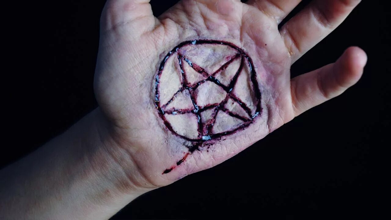 Буквы вырезанные в фанере. На вырезанной стороне. На вырезанной стороне. Вырезание тату на руке. Начерти на листе клетчатой бумаги такой.