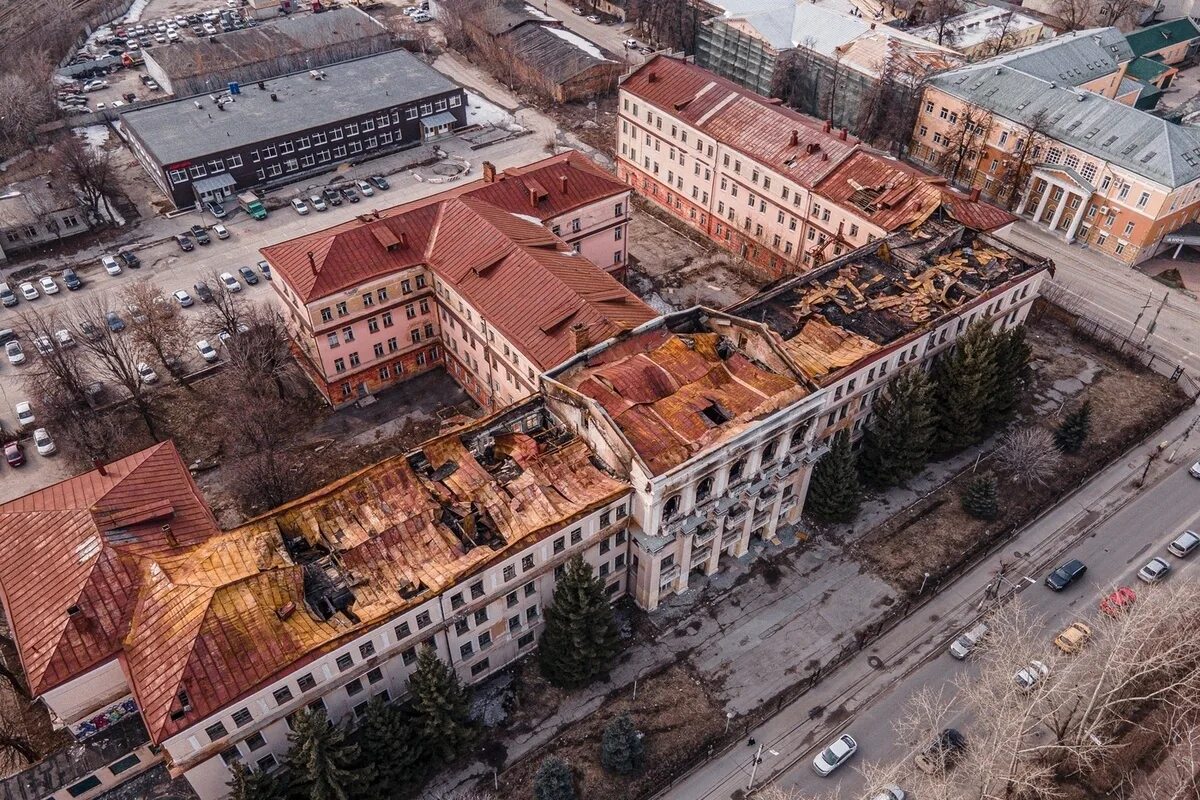 Училище связи рязань. Здание училища связи в Рязани. Сгорело училище связи Рязань. Сгоревшее здание училища связи в Рязани.