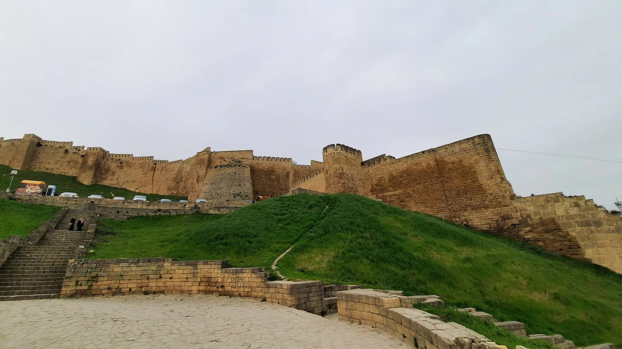 Дербент крепость фото. Нарын-кала дербент. ресторан нарын кала дербент. дербент достопримечательности. дербент горы.