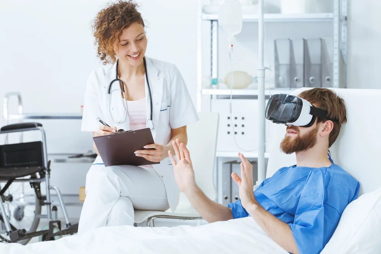 Врач без очков. Виртуальная реальность в медицине. VR В медицине. VR технологии в медицине. Виртуальная реальность (VR) В медицине.