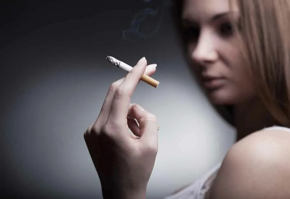 Курящий сигарету. Курящая девушка пепельница. Курит сигарету. Курение и женская красота.