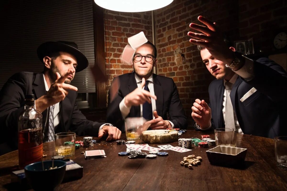 Люди играющие в мафию. Мафия с друзьями. Люди играющие в мафию. Игра мафия. Мафия с друзьями.