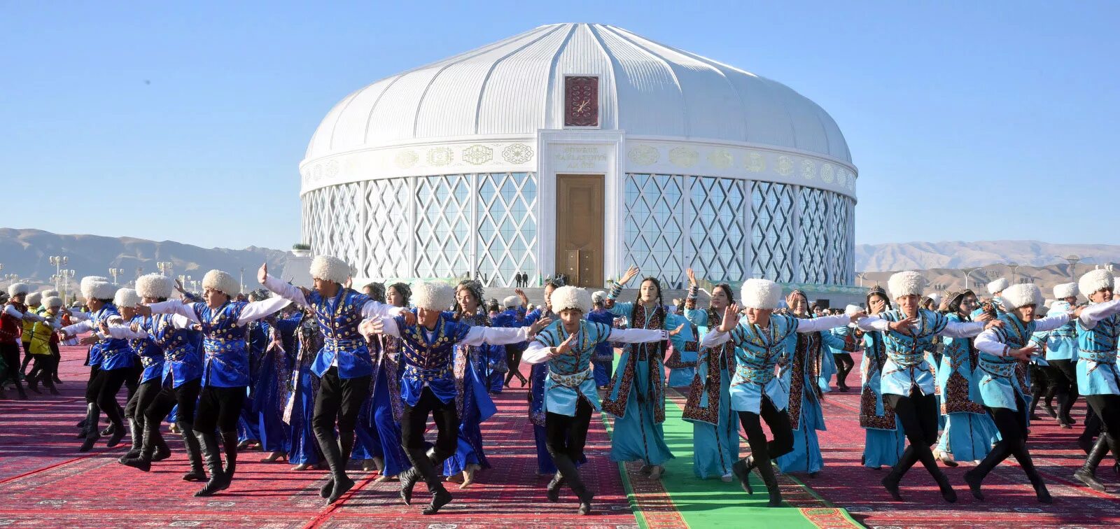 Белая юрта Туркменабат. Белая юрта в Ашхабаде. Балканабад Туркменистан белая юрта. Кушдепди Туркмен.
