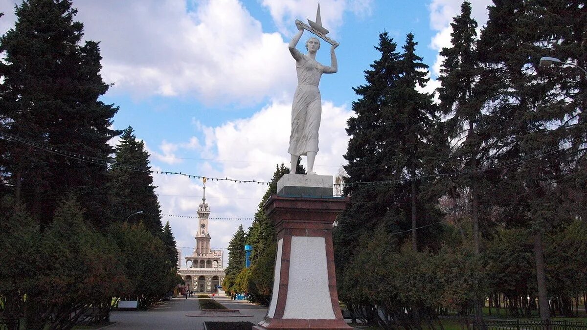 Памятник дружбе народов речной вокзал. Парк северного речного вокзала москва статуи. Парк северного речного вокзала. Памятник на речном вокзале москва. Речной вокзал памятник.