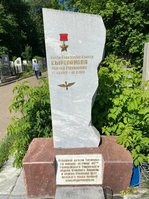Герой советского союза казань. Памятник столярову в казани. Герой советского союза казань. Памятник. Джалиль герой советского союза.