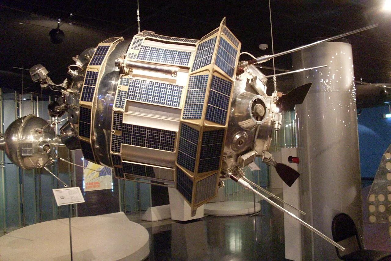 Первые космические аппараты ссср. Межпланетная станция Луна 3. Советский аппарат Луна 3. Луна-2 автоматическая межпланетная станция. Автоматическая межпланетная станция (АМС) «Луна-3»..