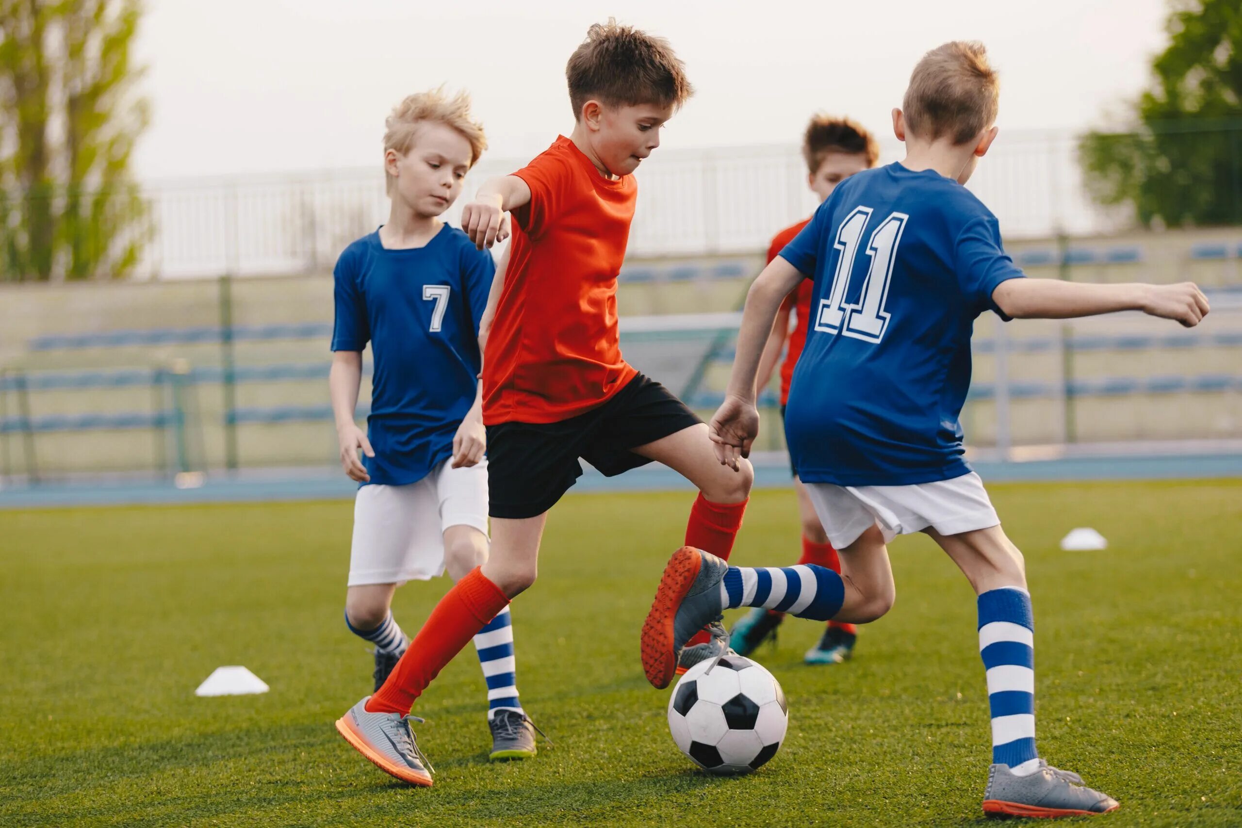 My brother plays football. Дети футболисты. Мальчик футболист. Молодые футболисты. Дети футболисты спиной.